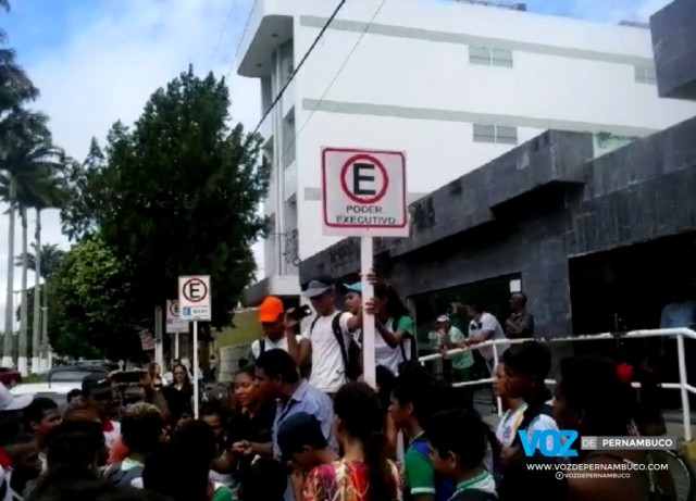 Alunos de escola municipal protestam em frente a prefeitura por falta de merenda em Carpina